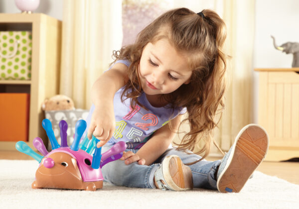 [อายุ 18เดือน+] เม่นน้อยฝึกทักษะกล้ามเนื้อมัดเล็ก (Spike the Fine Motor Hedgehog : Pink) [Learning Resources] - Image 5