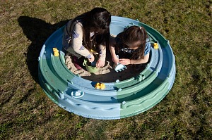 ชุดรางน้ำเล่นทรายพร้อมเรือและรถ 4 ชิ้น รักษ์โลก (Reline SANDPIT with 2 boats & 2 cars) [Viking Toys]
